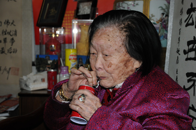 百岁老红军王定国饮用九谷酵汁_副本.jpg