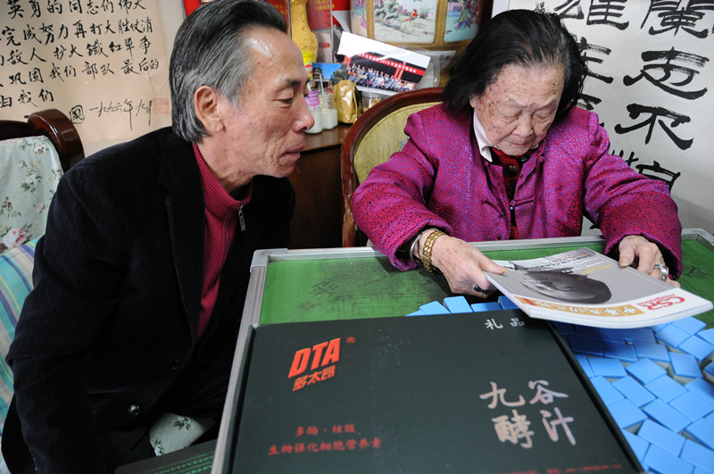 董总与谢觉哉夫人王定国老红军_副本.jpg